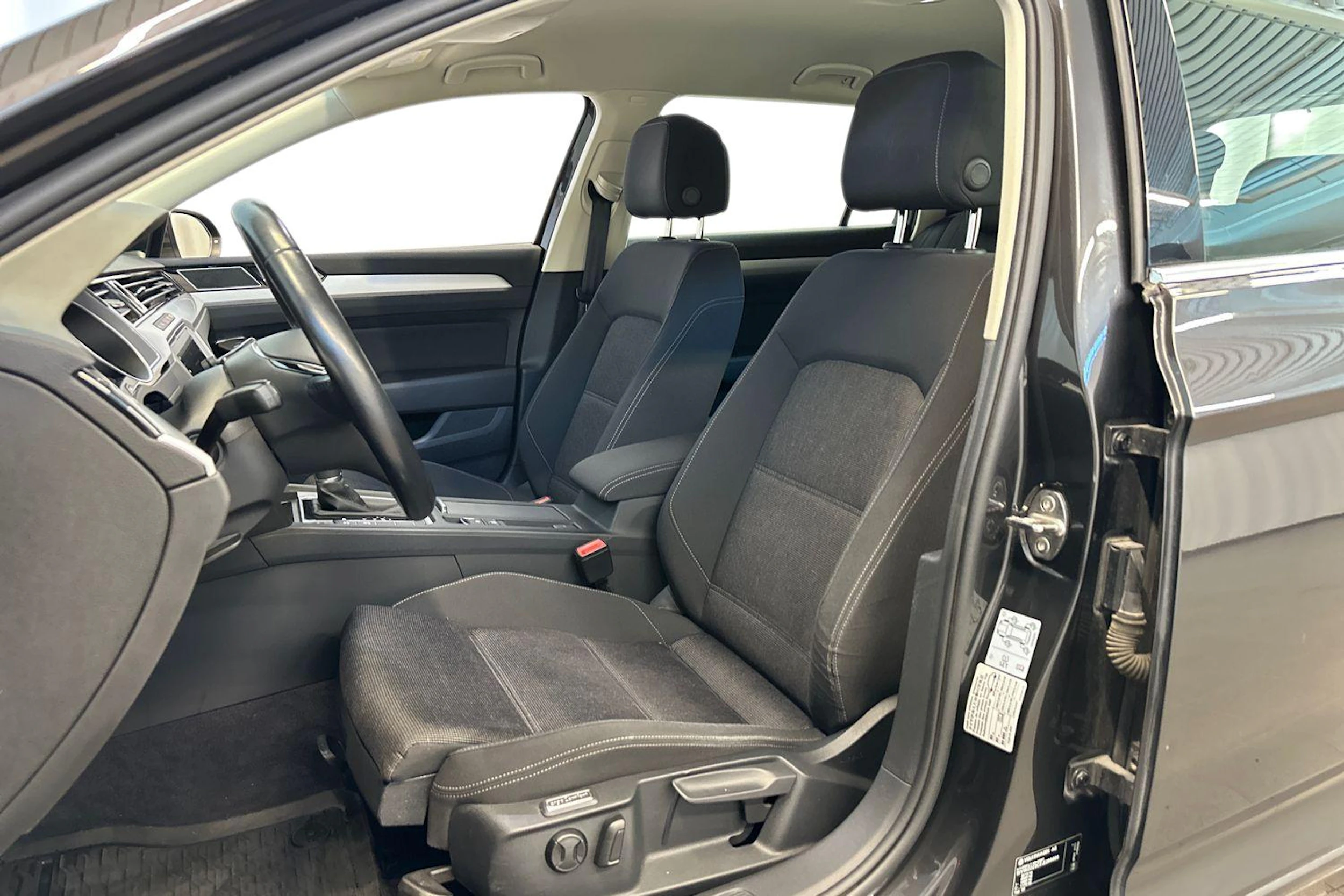 met. harmaa Volkswagen Passat 2018 kuva 7.