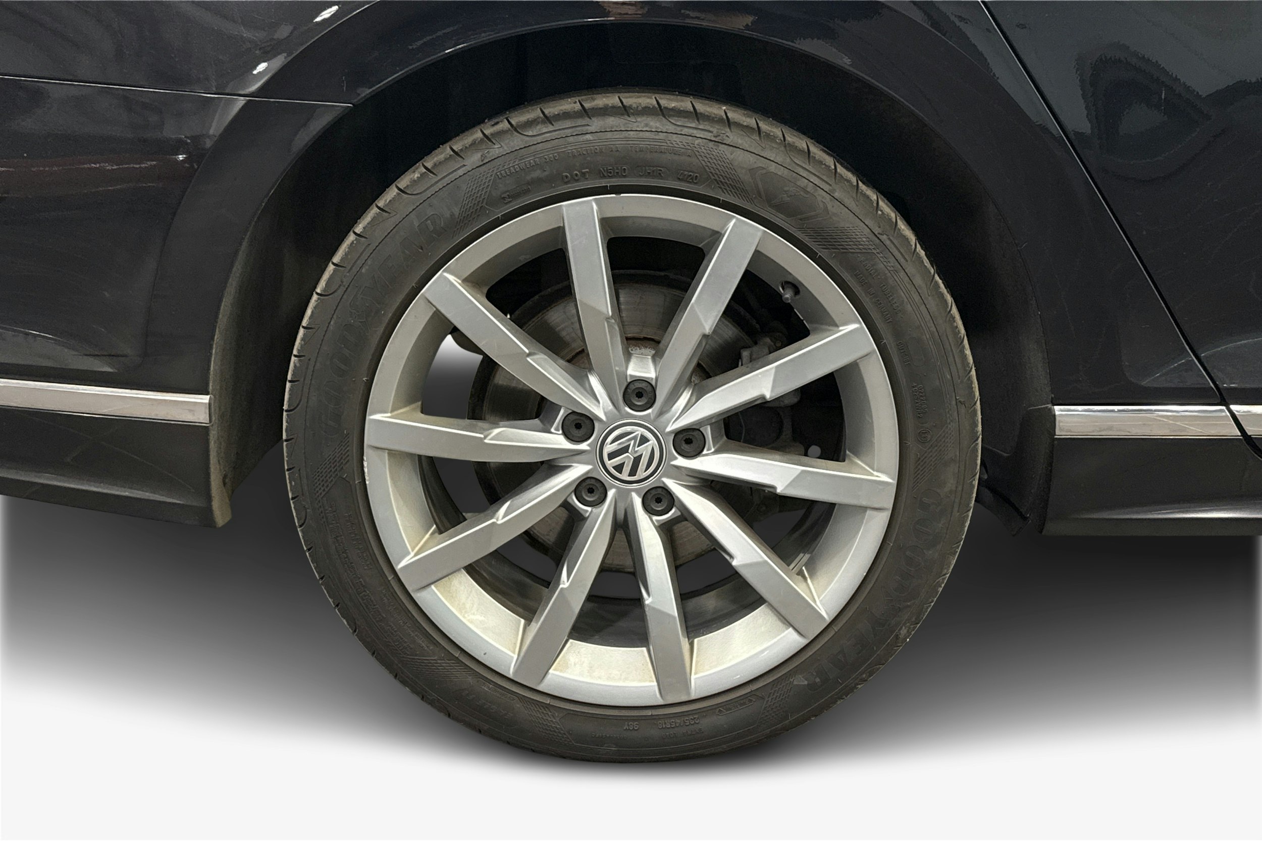 musta Volkswagen Passat 2018 kuva 27.