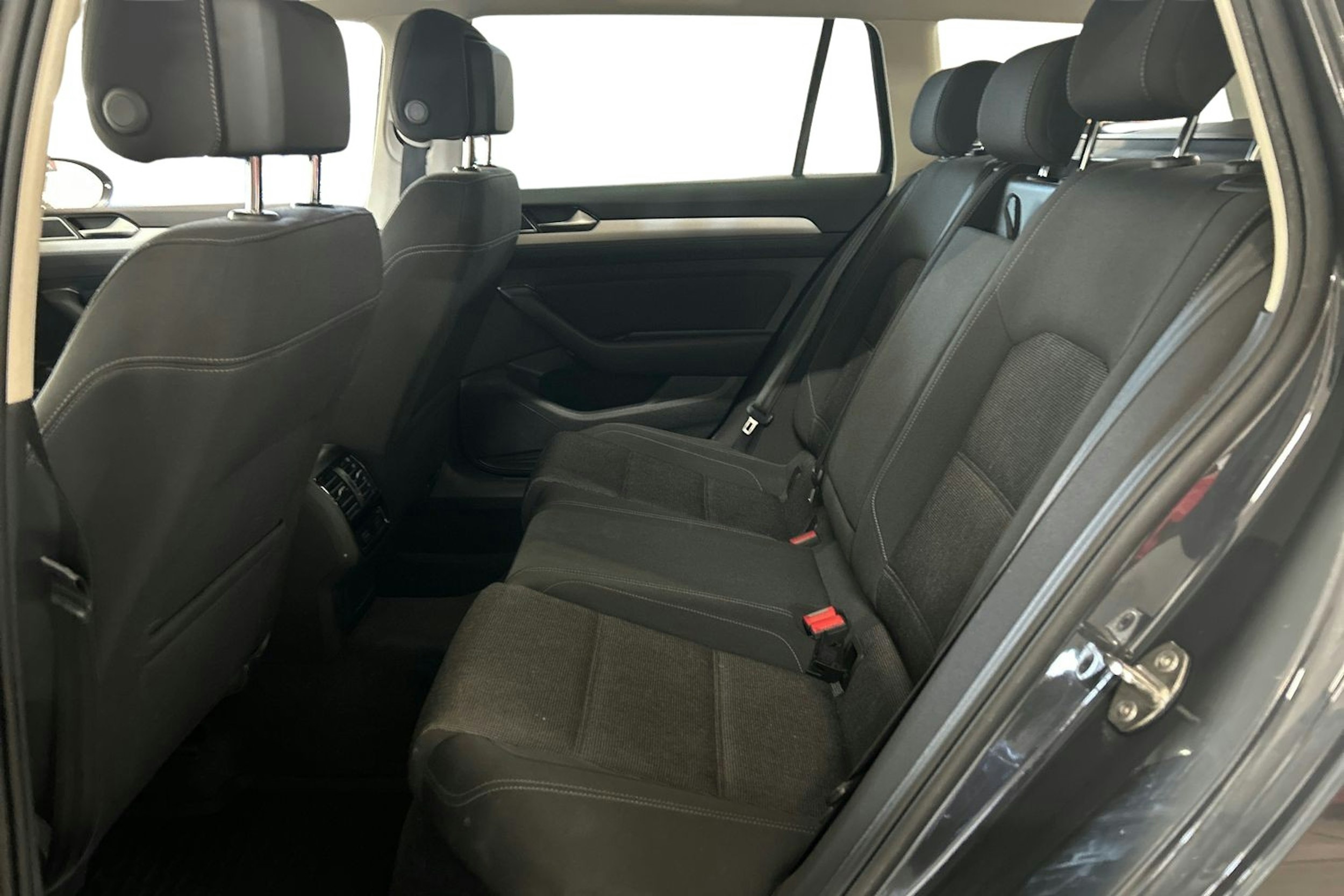 Harmaa Volkswagen PASSAT 2019 kuva 10.