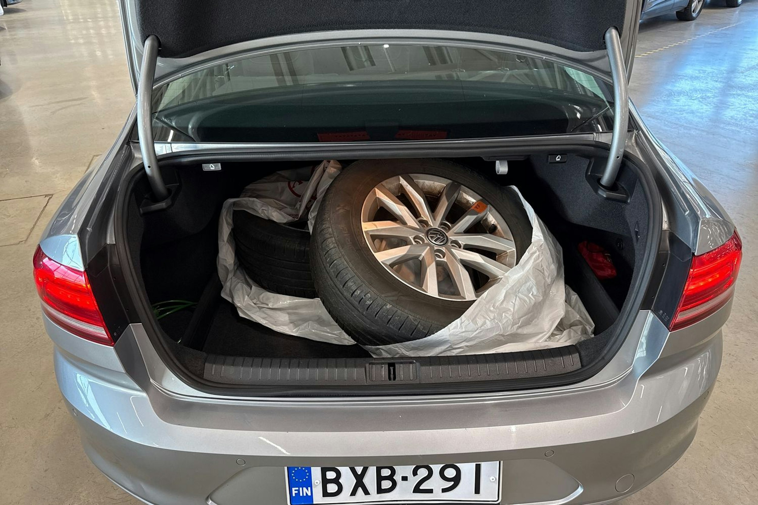 hopea Volkswagen Passat 2019 kuva 14.