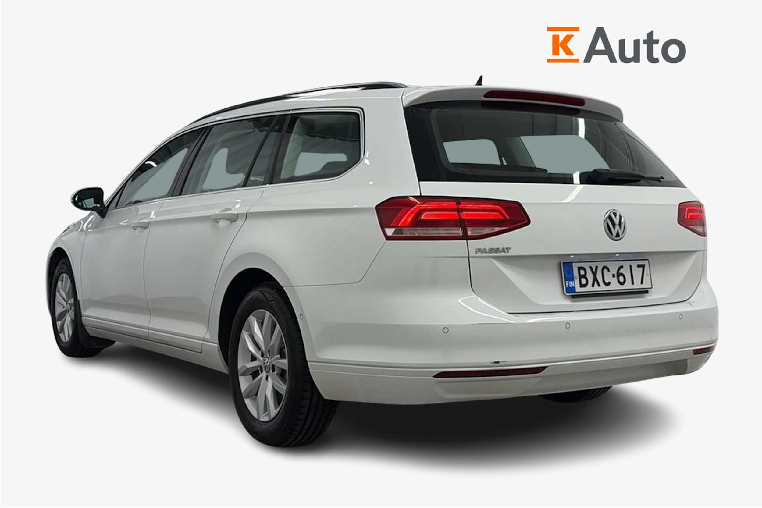 valkoinen Volkswagen Passat 2019 kuva 2.