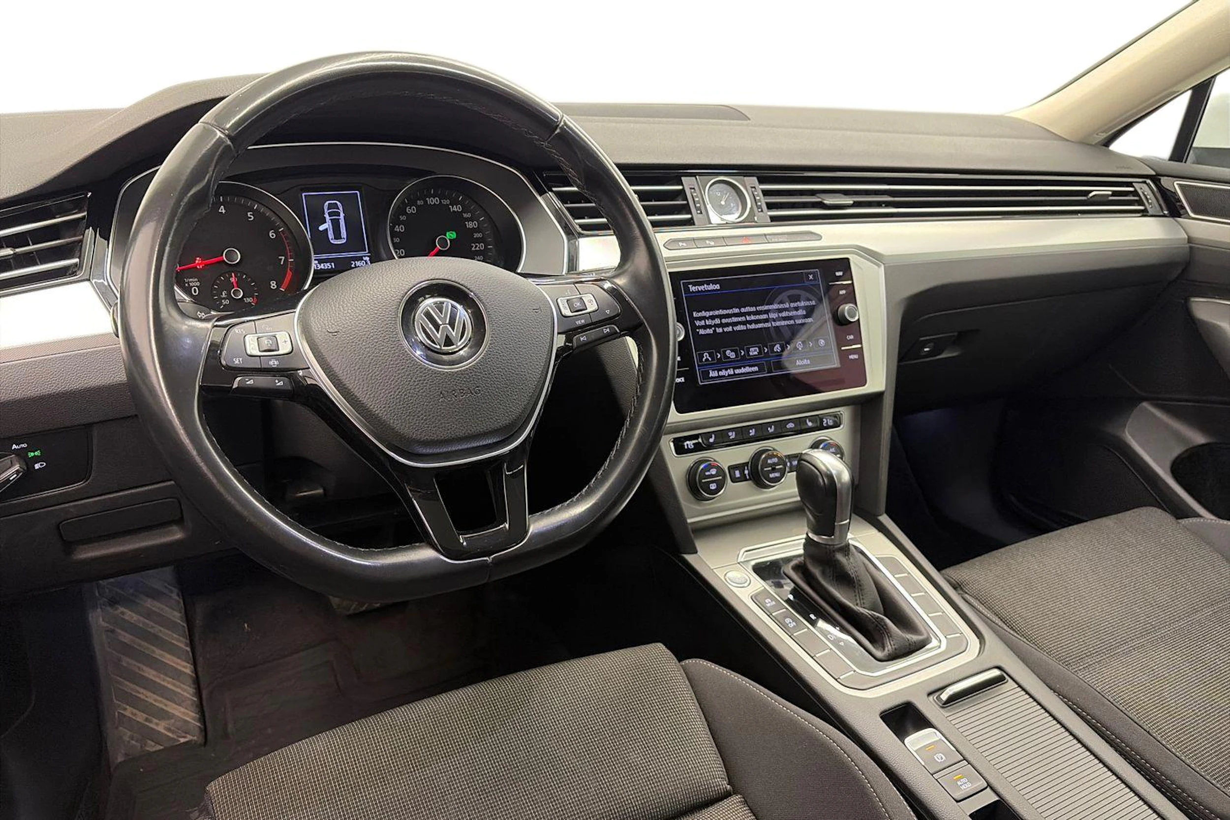 valkoinen Volkswagen Passat 2019 kuva 6.