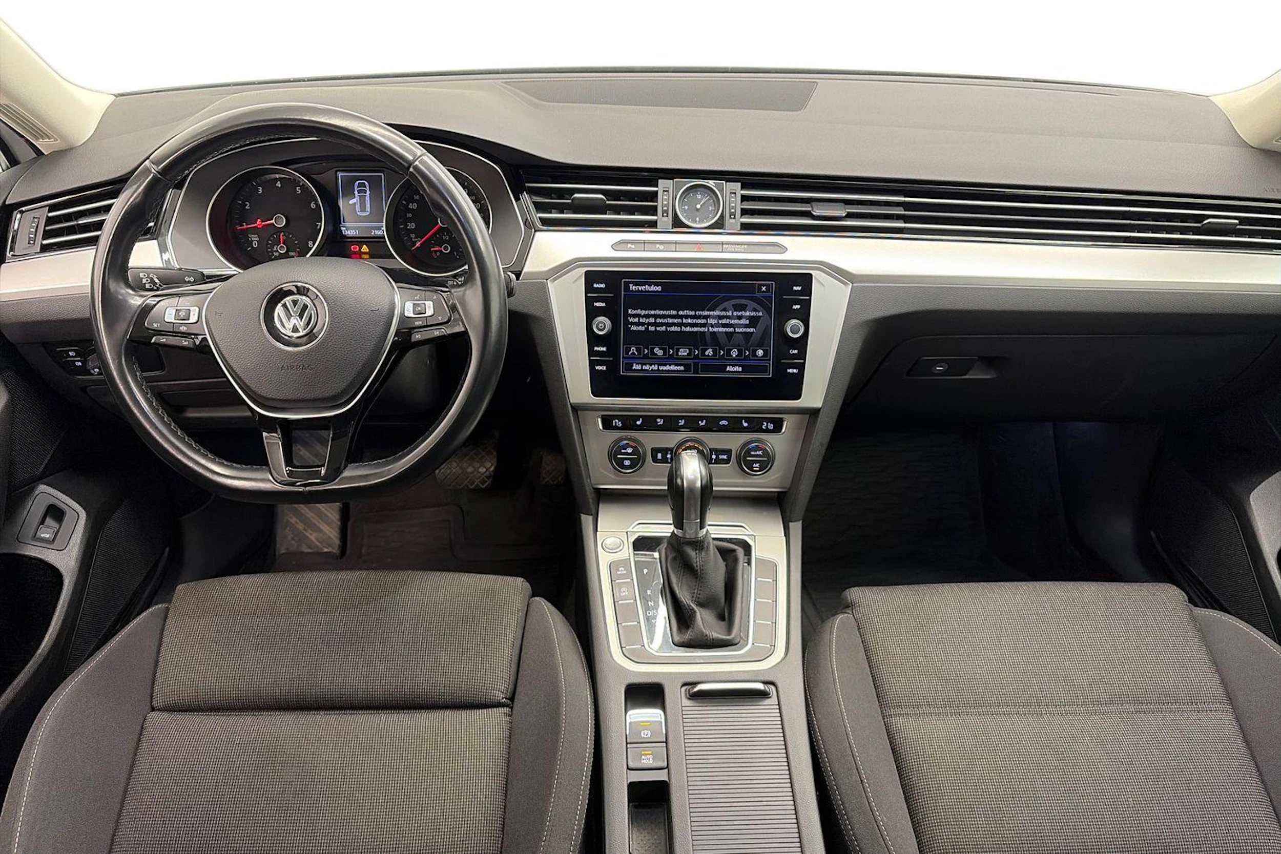 valkoinen Volkswagen Passat 2019 kuva 7.