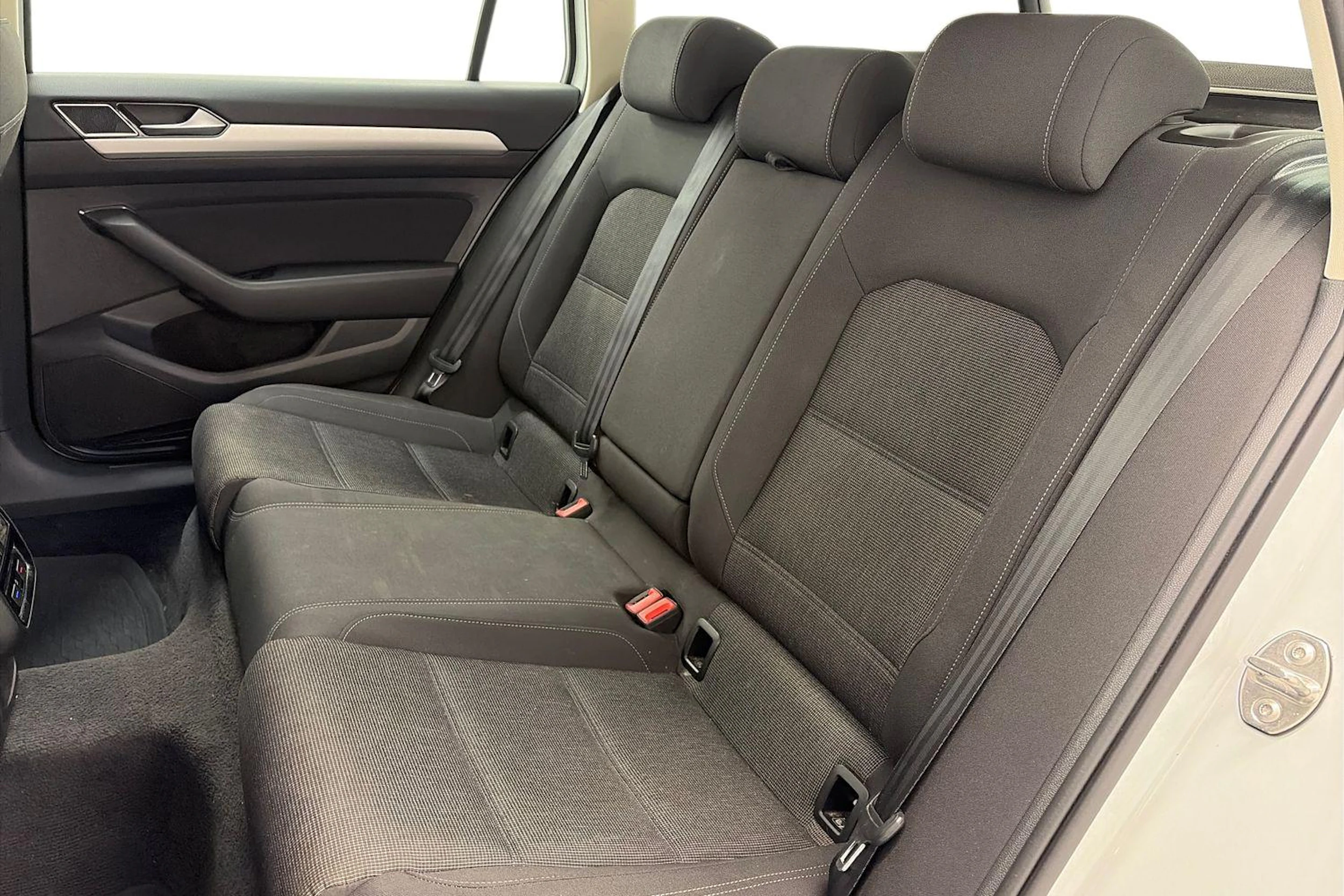 valkoinen Volkswagen Passat 2019 kuva 8.