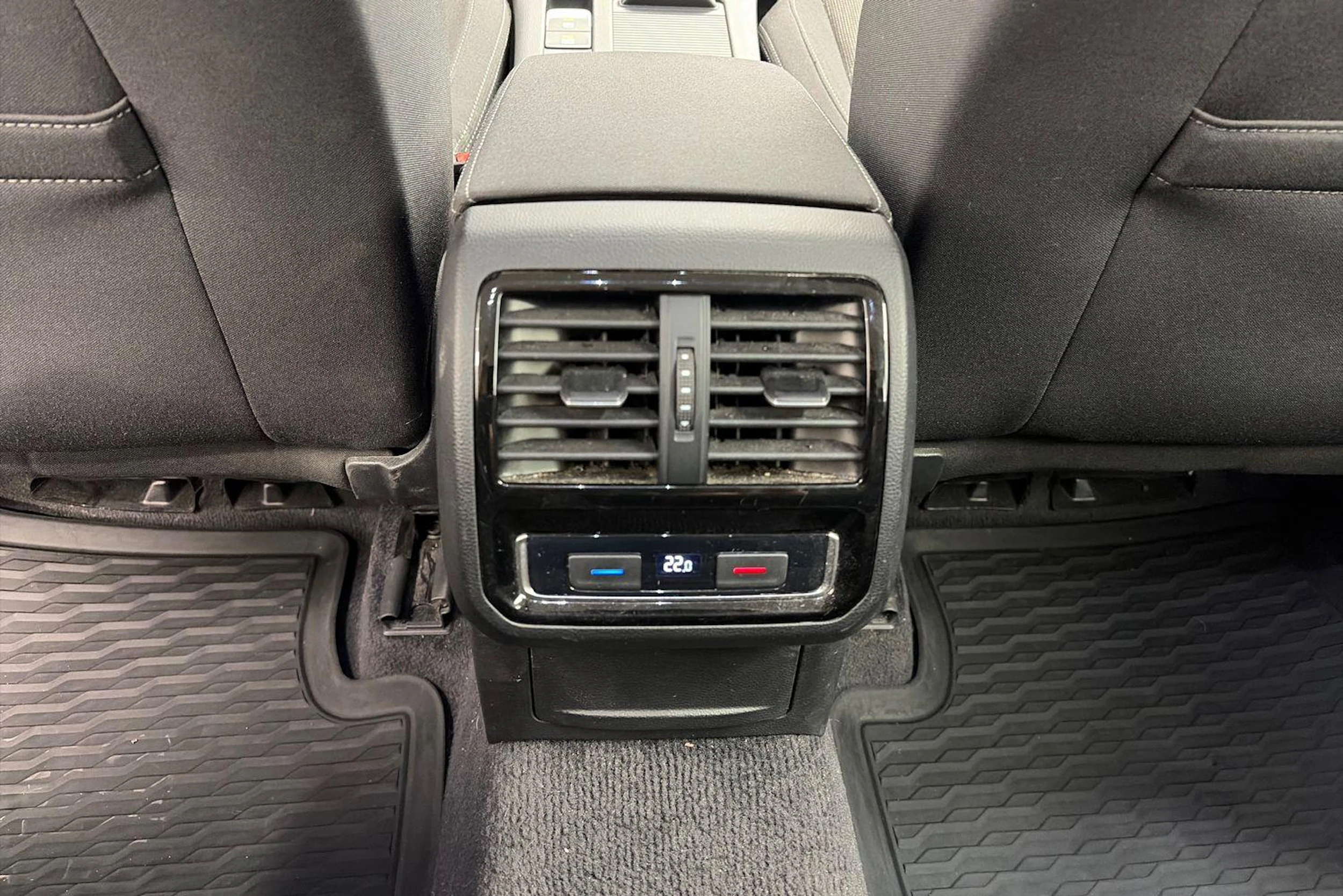 valkoinen Volkswagen Passat 2019 kuva 9.