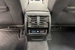 valkoinen Volkswagen Passat 2019 kuva 9.