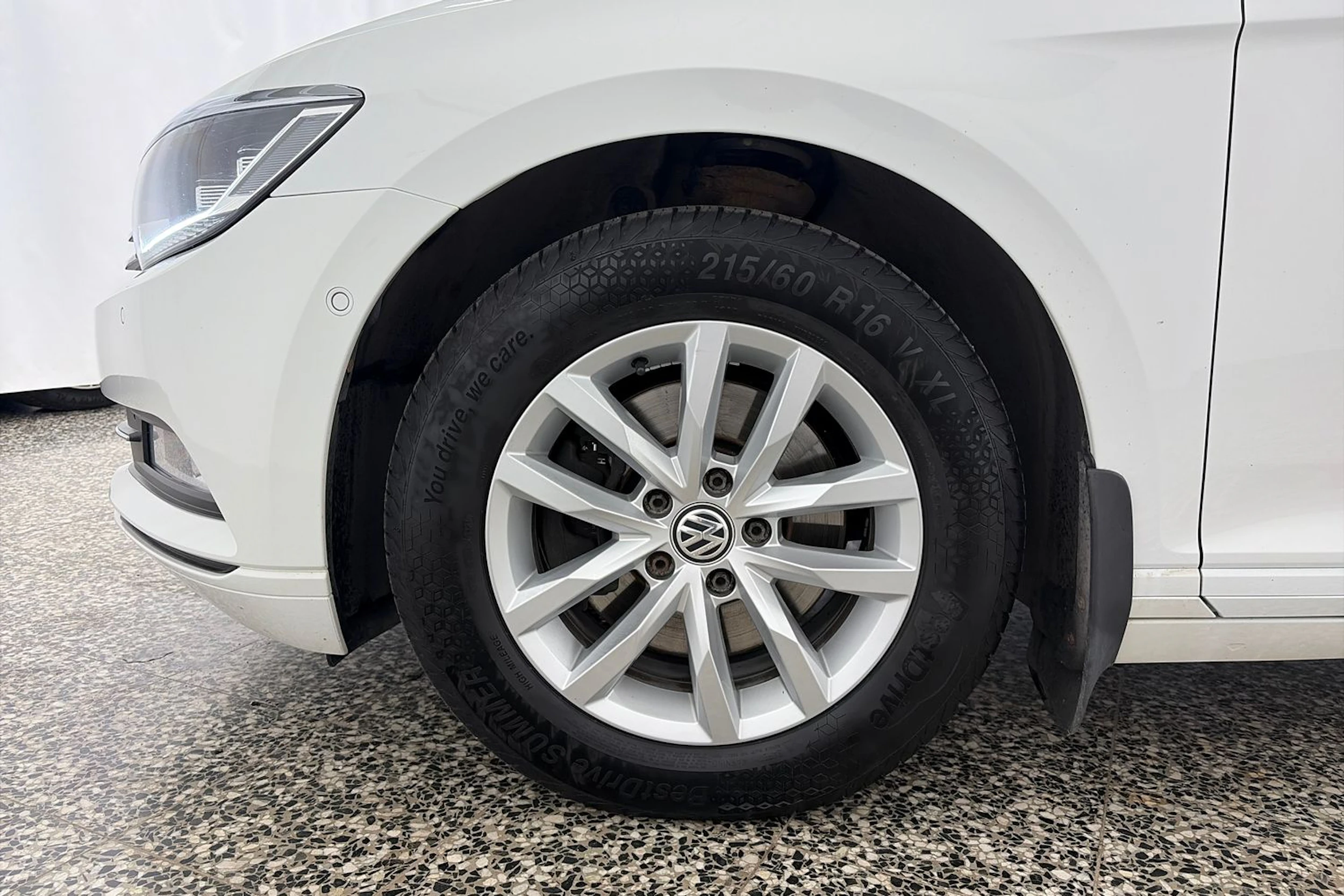 valkoinen Volkswagen Passat 2019 kuva 10.