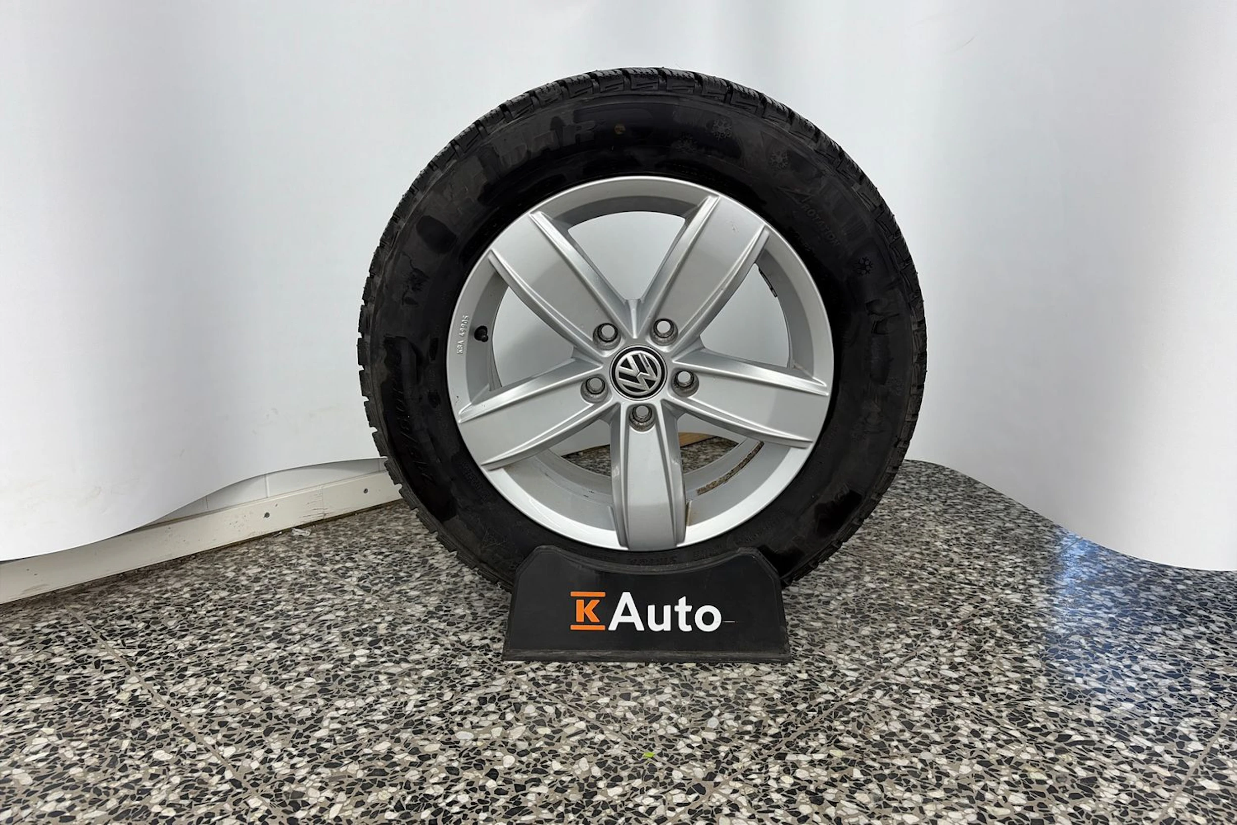 valkoinen Volkswagen Passat 2019 kuva 11.