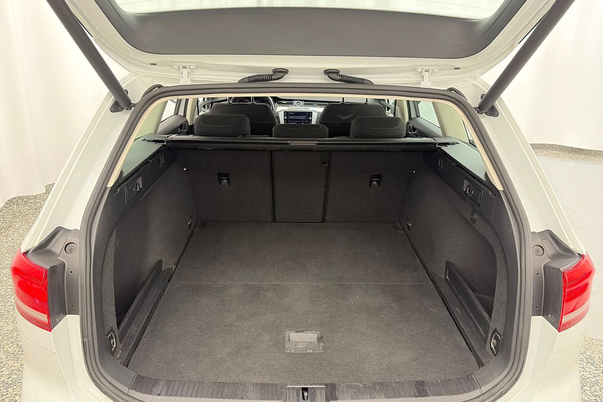 valkoinen Volkswagen Passat 2019 kuva 12.