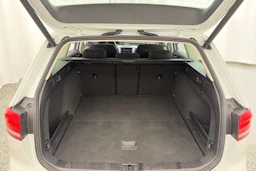 valkoinen Volkswagen Passat 2019 kuva 12.