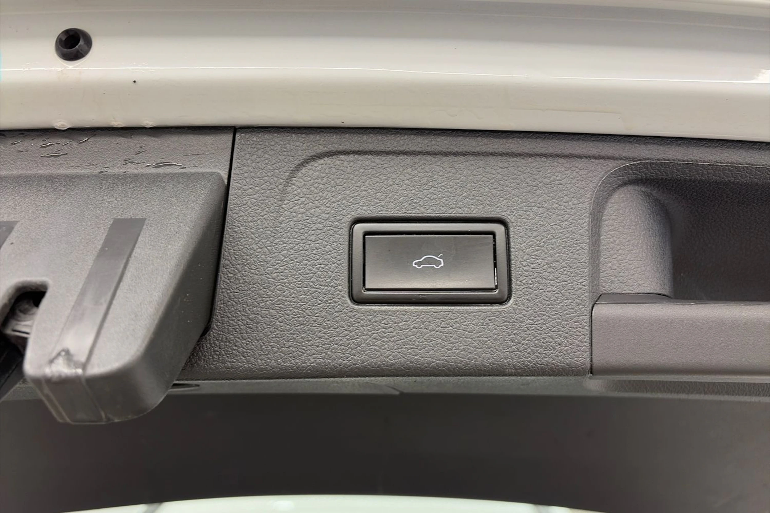 valkoinen Volkswagen Passat 2019 kuva 13.