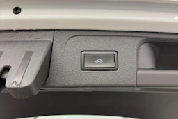 valkoinen Volkswagen Passat 2019 kuva 13.
