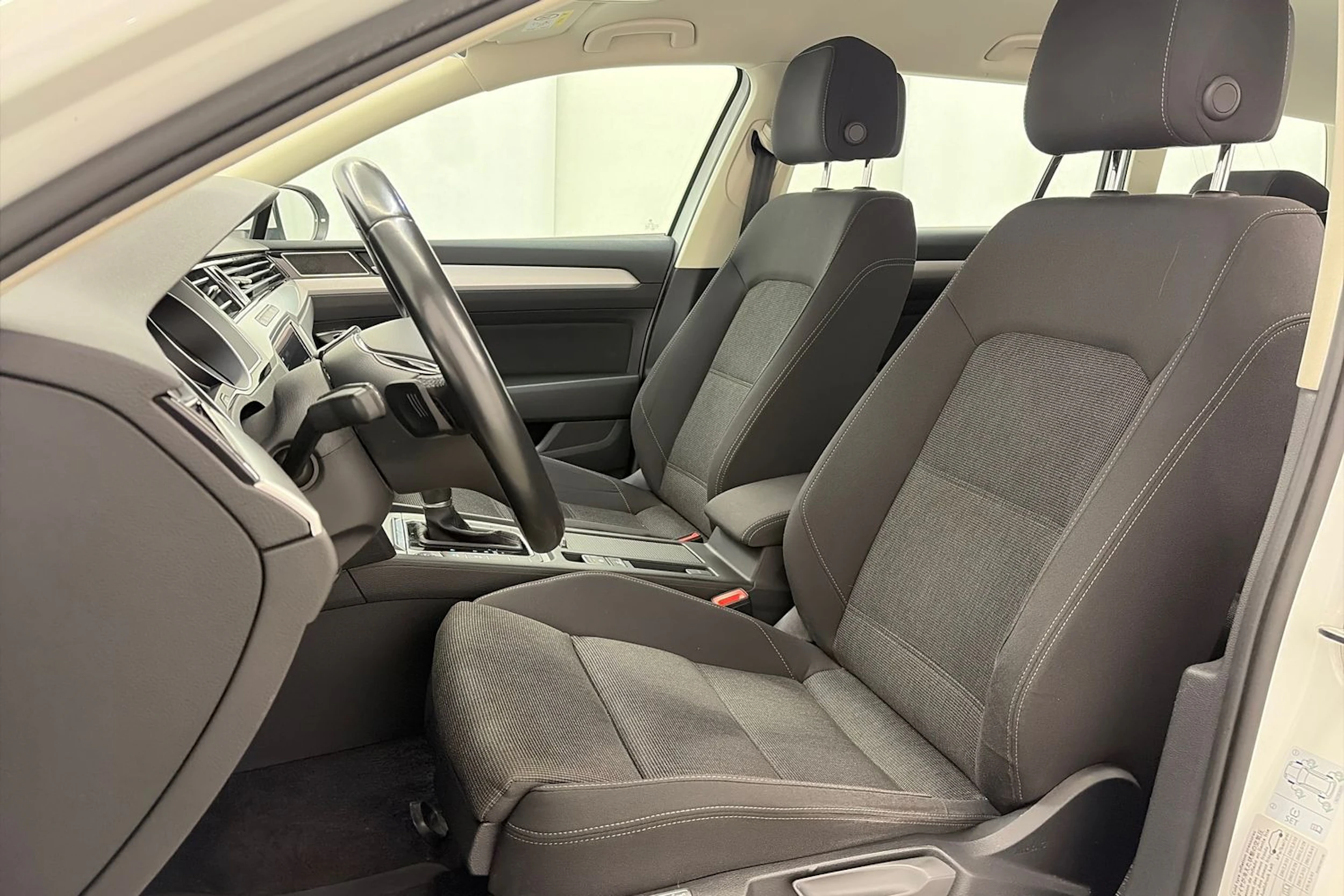 valkoinen Volkswagen Passat 2019 kuva 14.