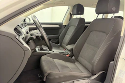 valkoinen Volkswagen Passat 2019 kuva 14.