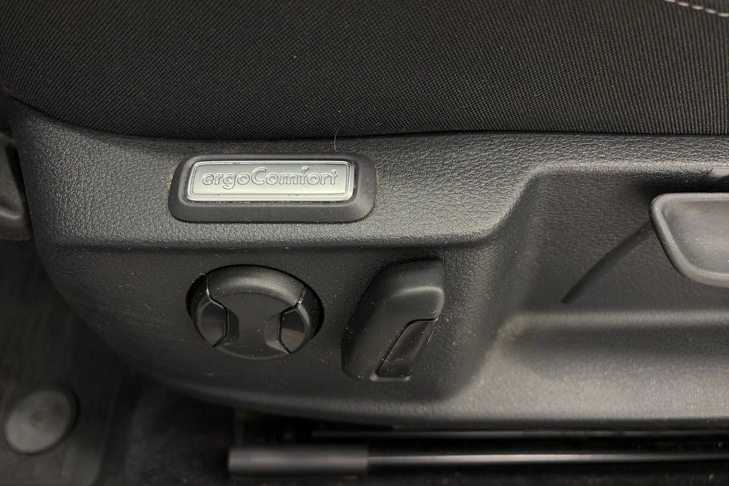 valkoinen Volkswagen Passat 2019 kuva 15.