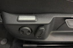 valkoinen Volkswagen Passat 2019 kuva 15.