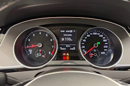 valkoinen Volkswagen Passat 2019 kuva 16.
