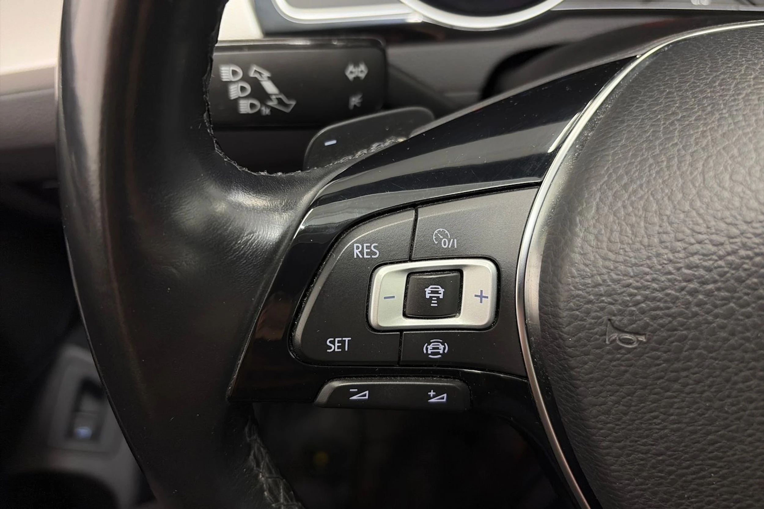 valkoinen Volkswagen Passat 2019 kuva 17.