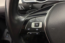 valkoinen Volkswagen Passat 2019 kuva 17.