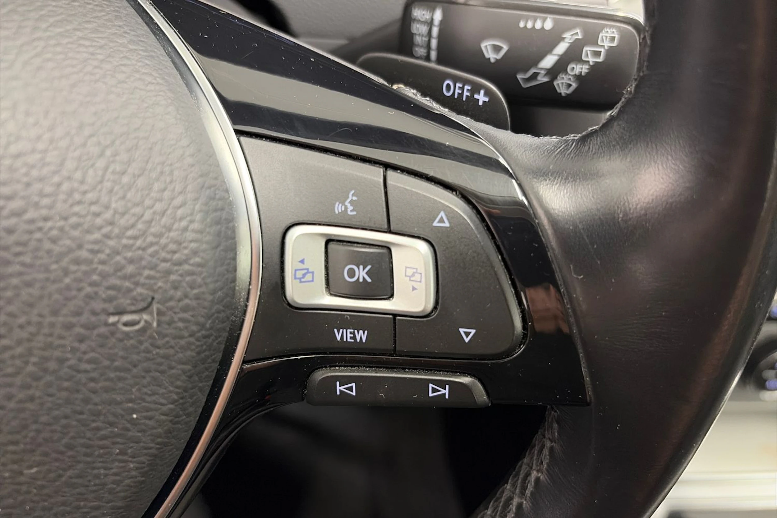 valkoinen Volkswagen Passat 2019 kuva 18.