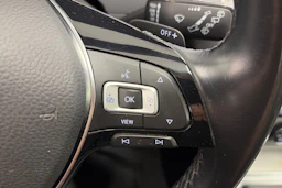 valkoinen Volkswagen Passat 2019 kuva 18.