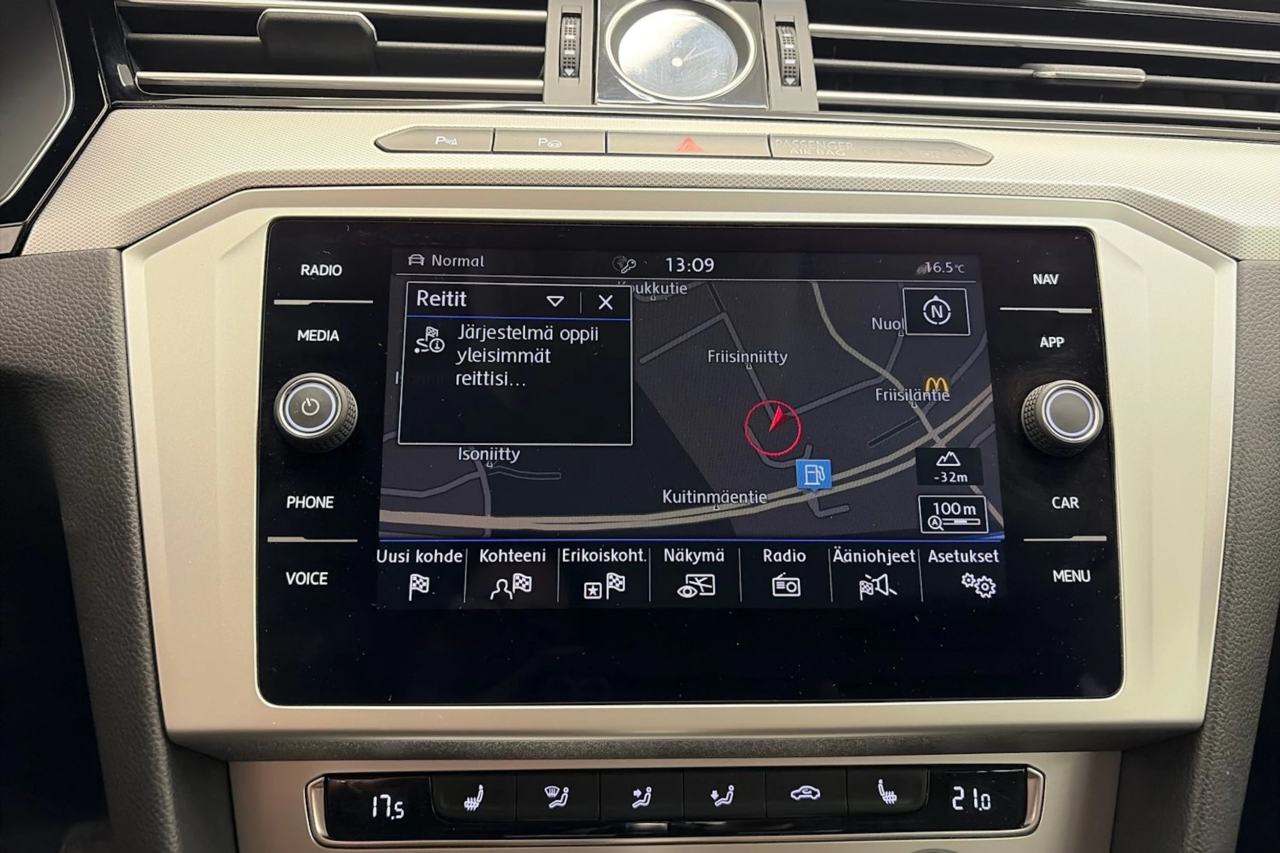 valkoinen Volkswagen Passat 2019 kuva 19.