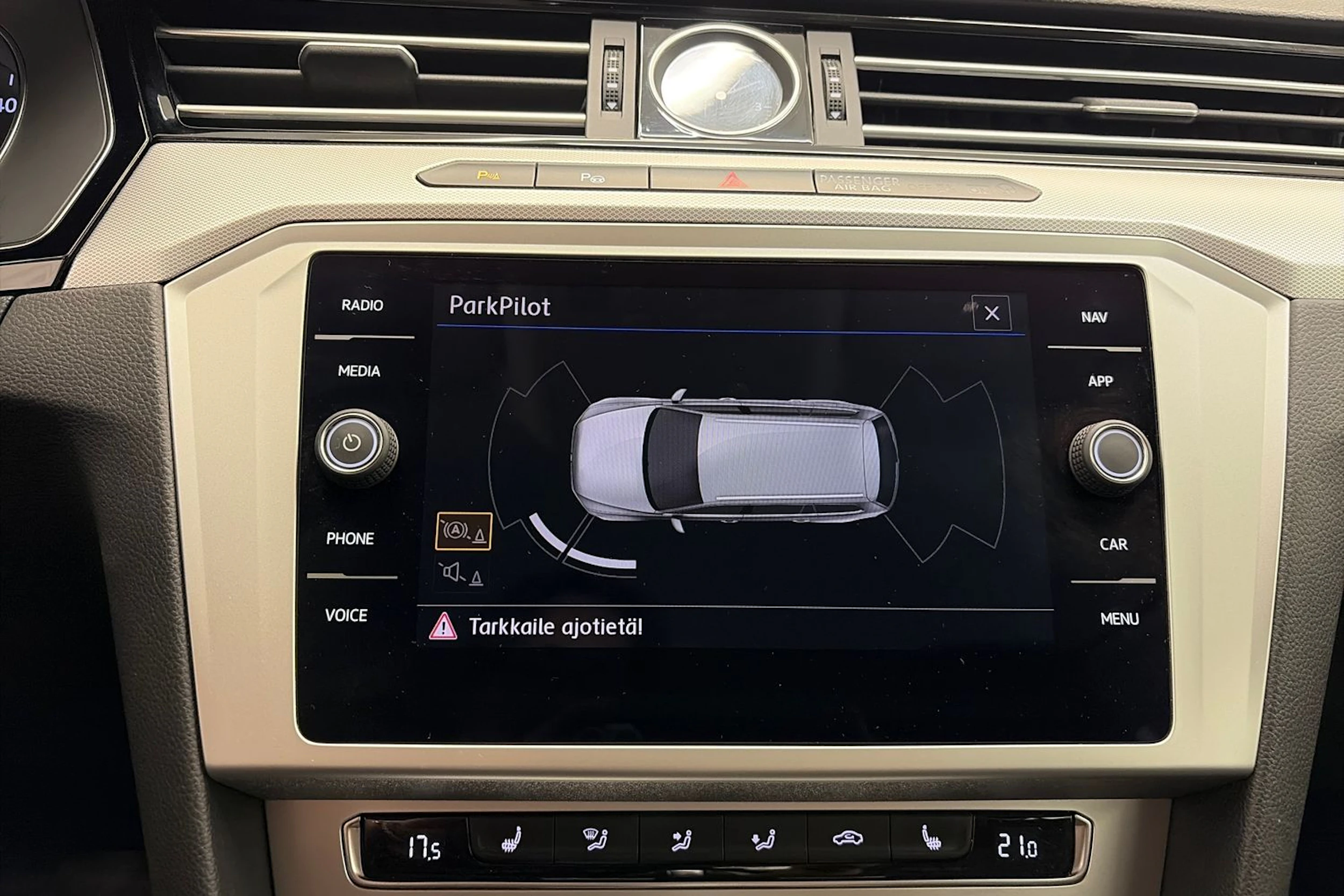 valkoinen Volkswagen Passat 2019 kuva 20.