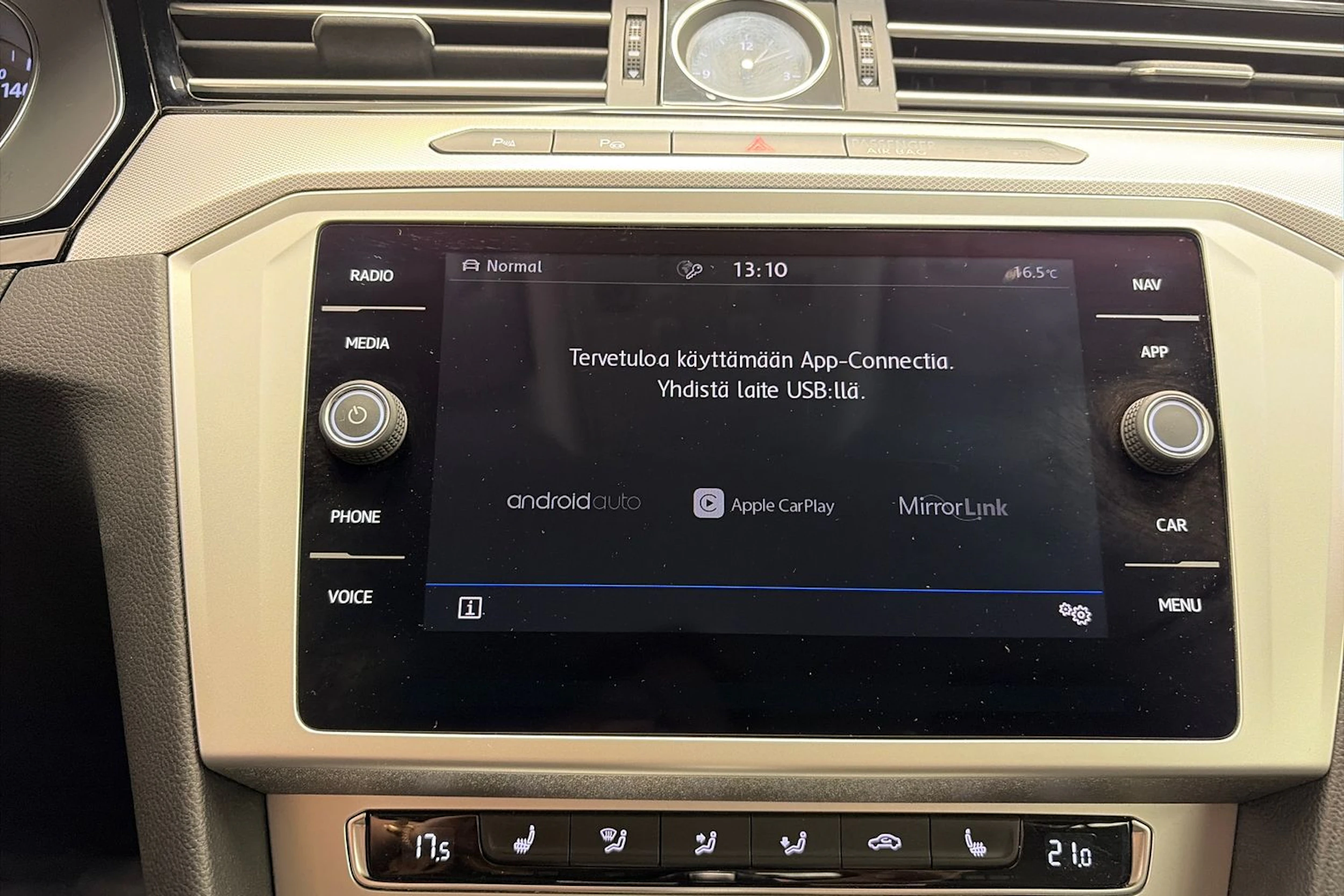 valkoinen Volkswagen Passat 2019 kuva 21.