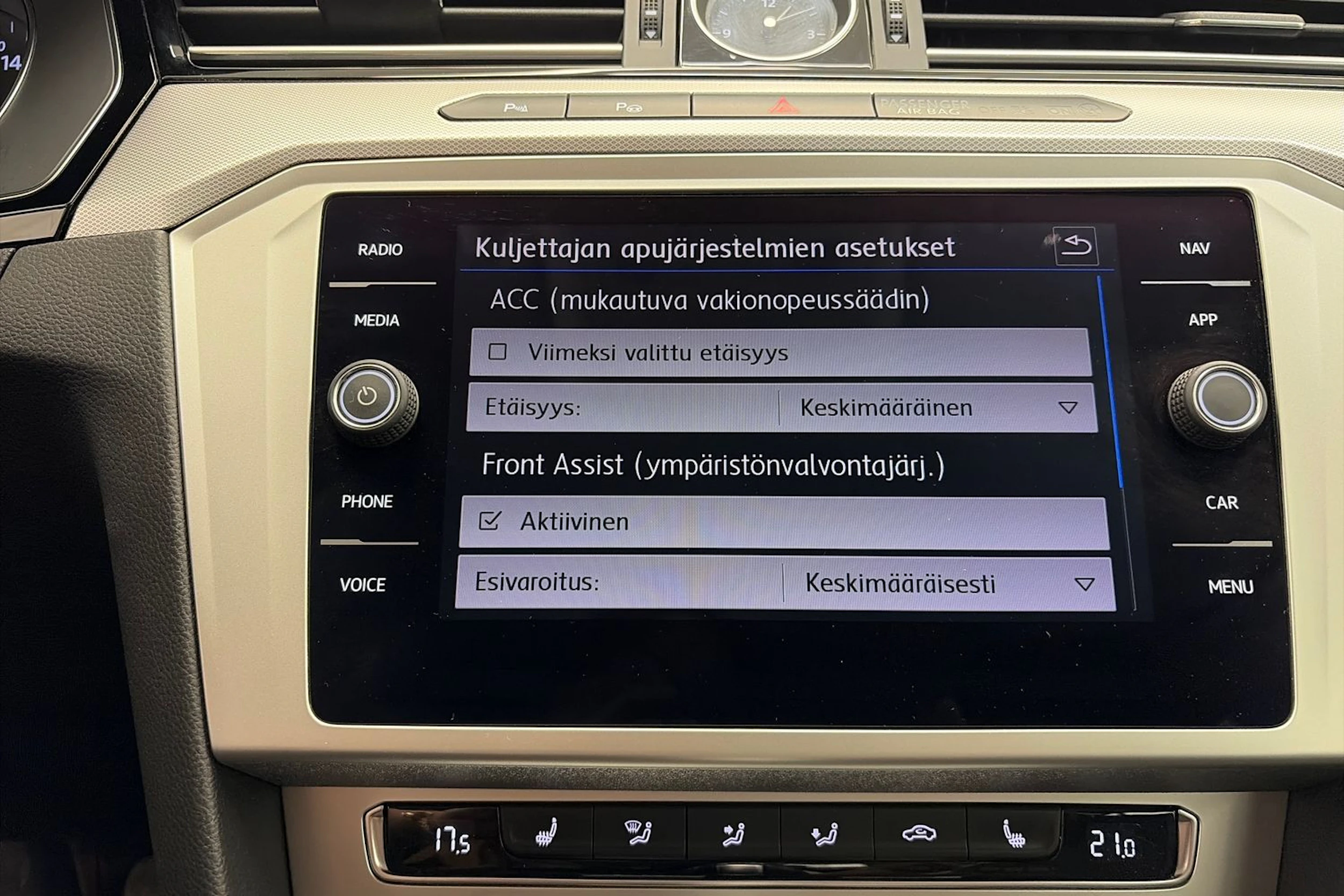 valkoinen Volkswagen Passat 2019 kuva 22.