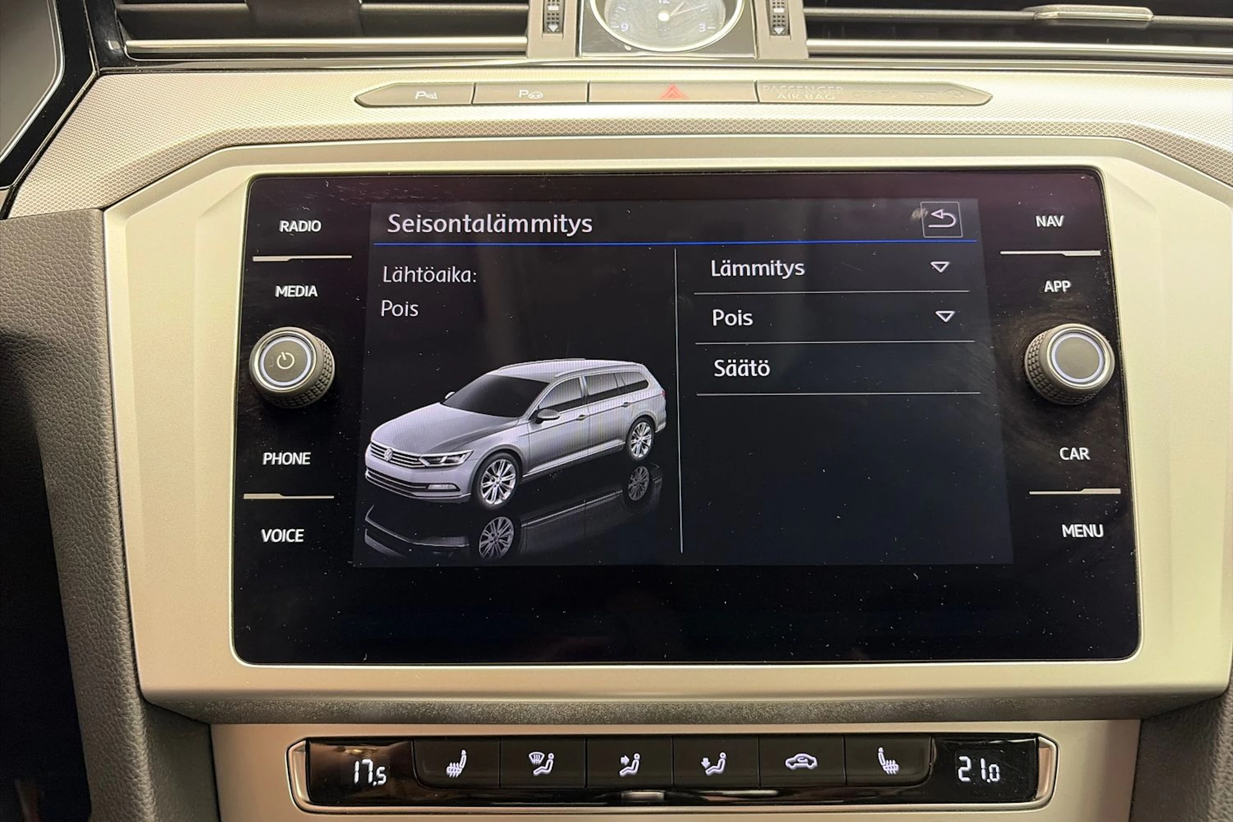 valkoinen Volkswagen Passat 2019 kuva 24.