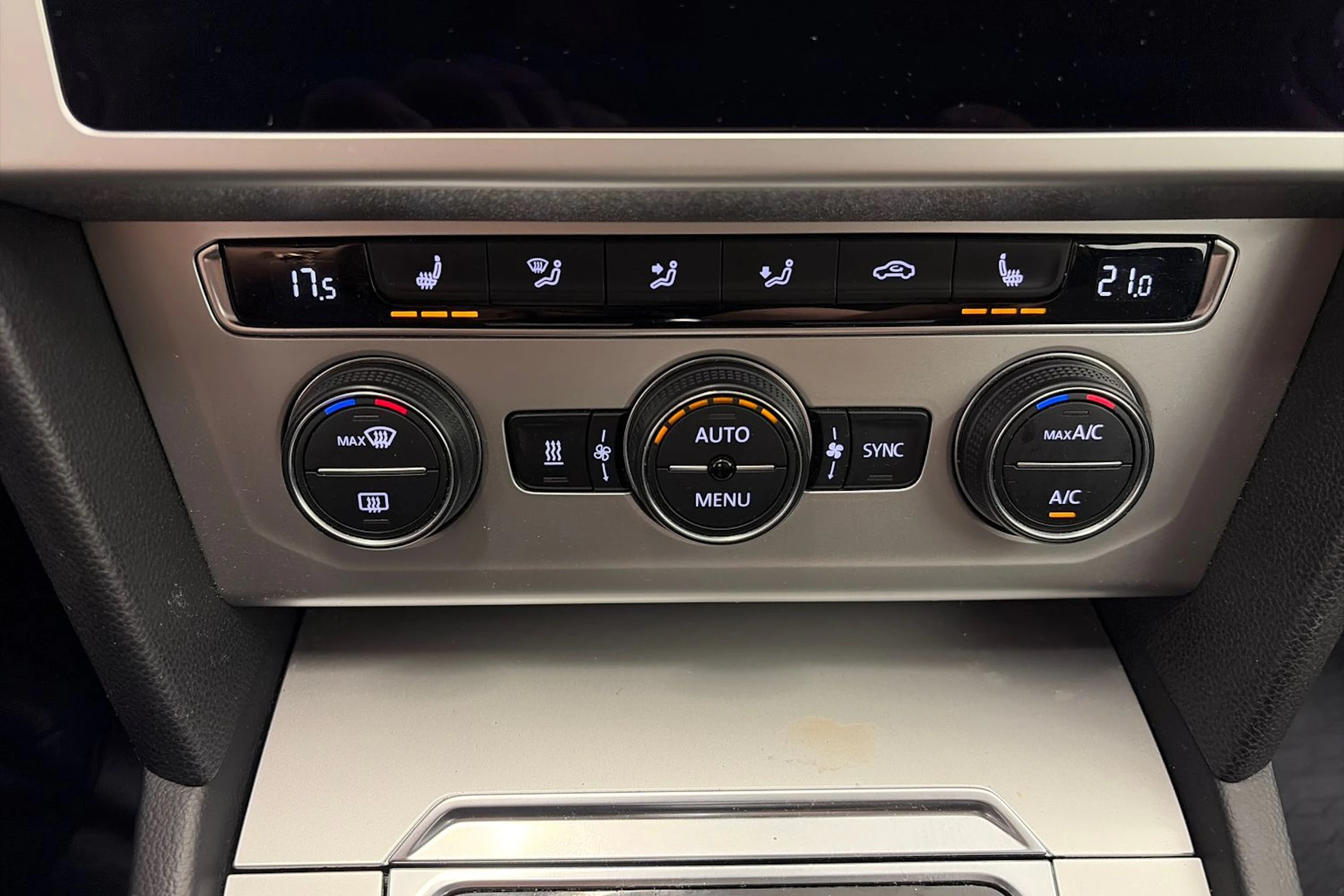 valkoinen Volkswagen Passat 2019 kuva 25.
