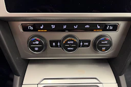 valkoinen Volkswagen Passat 2019 kuva 25.