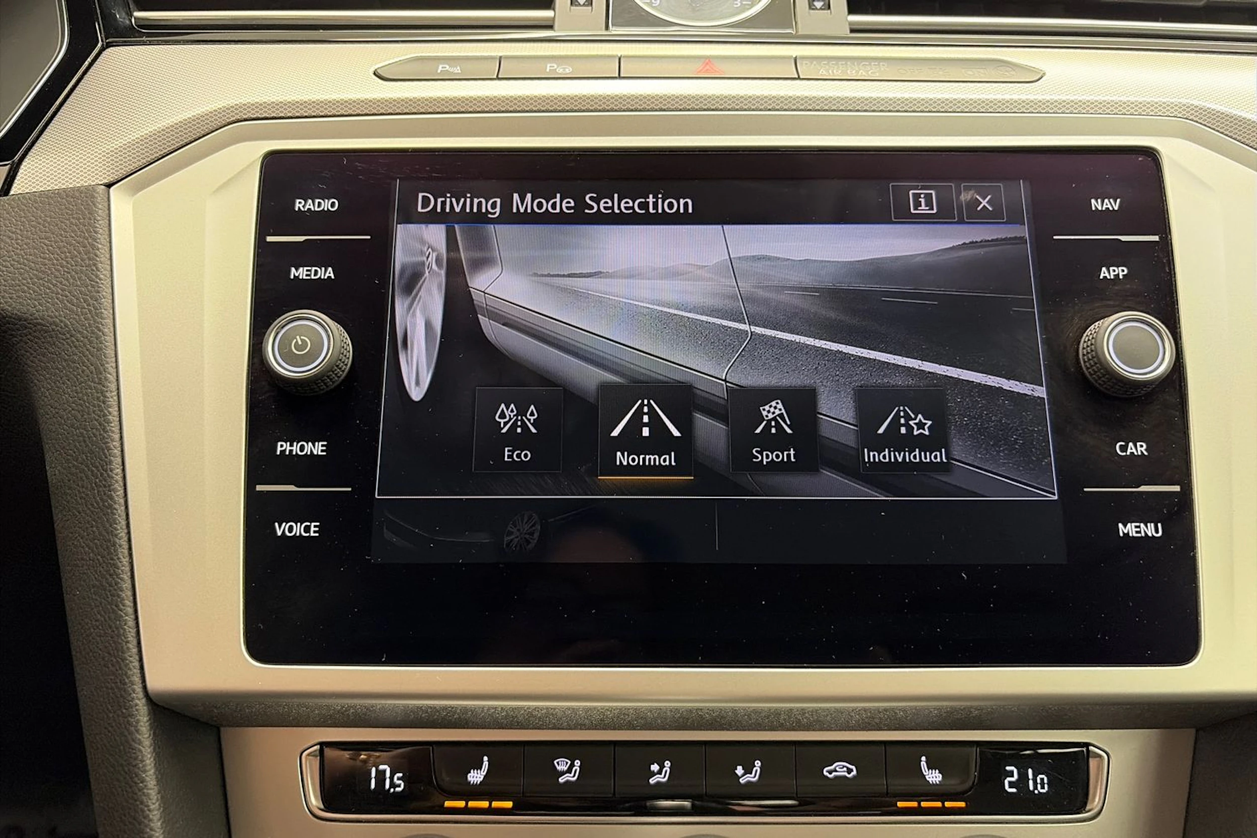 valkoinen Volkswagen Passat 2019 kuva 26.