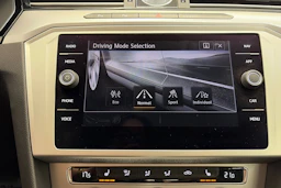 valkoinen Volkswagen Passat 2019 kuva 26.