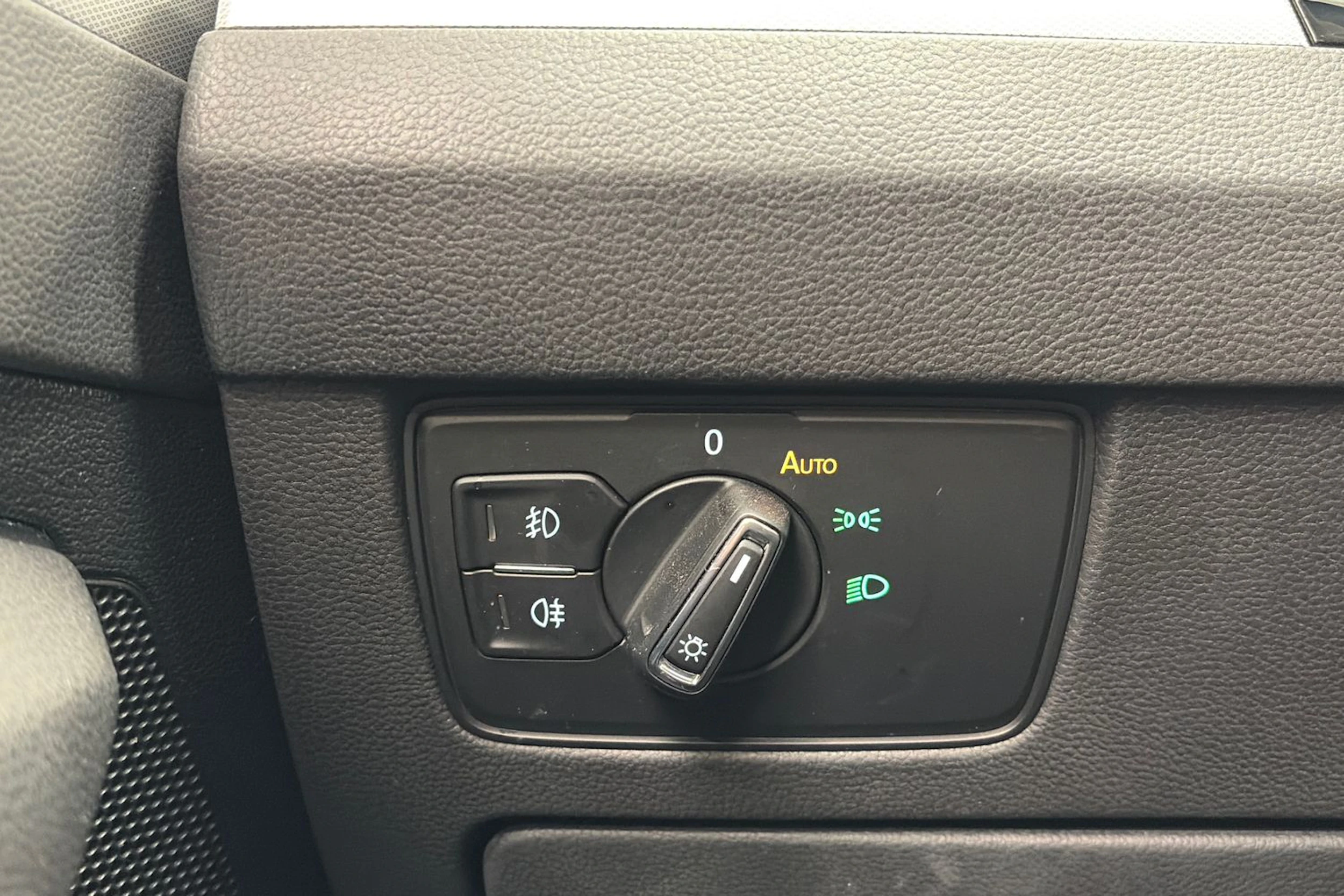 valkoinen Volkswagen Passat 2019 kuva 27.