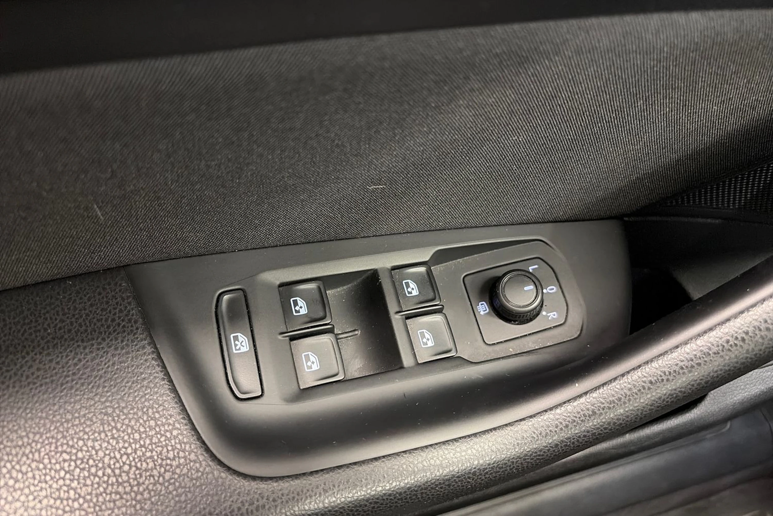 valkoinen Volkswagen Passat 2019 kuva 28.