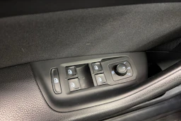 valkoinen Volkswagen Passat 2019 kuva 28.