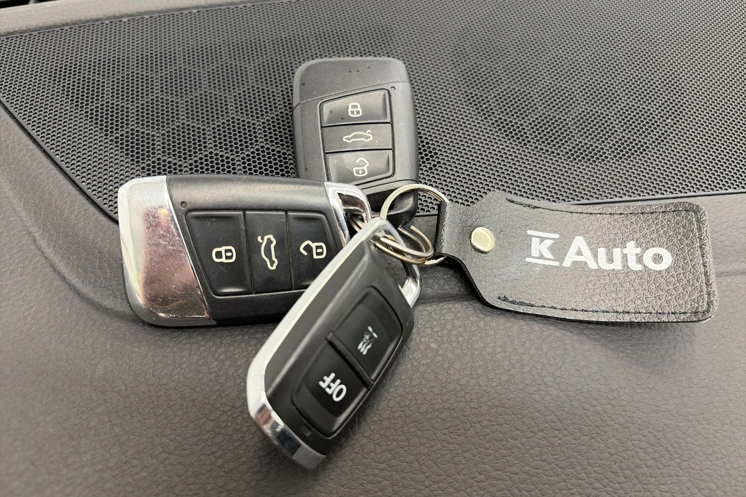 valkoinen Volkswagen Passat 2019 kuva 29.
