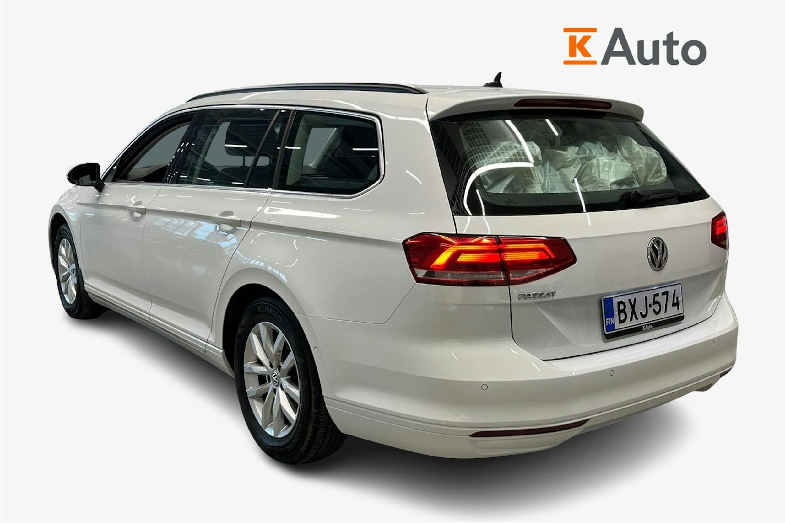 valkoinen Volkswagen Passat 2019 kuva 2.