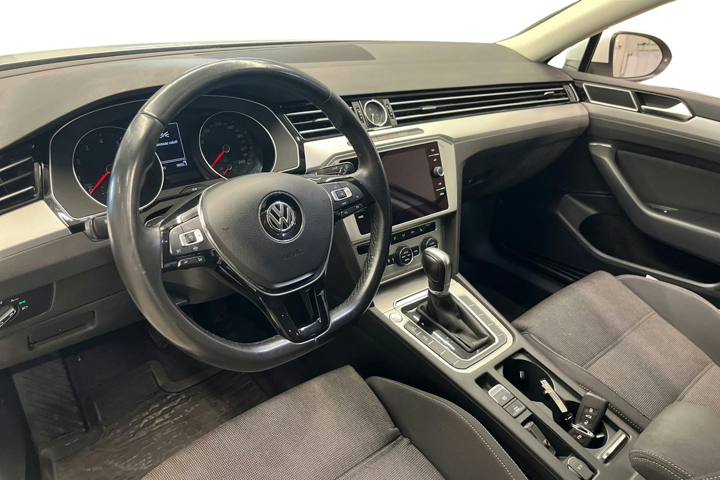 valkoinen Volkswagen Passat 2019 kuva 7.