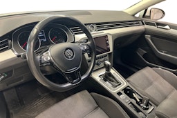 valkoinen Volkswagen Passat 2019 kuva 7.