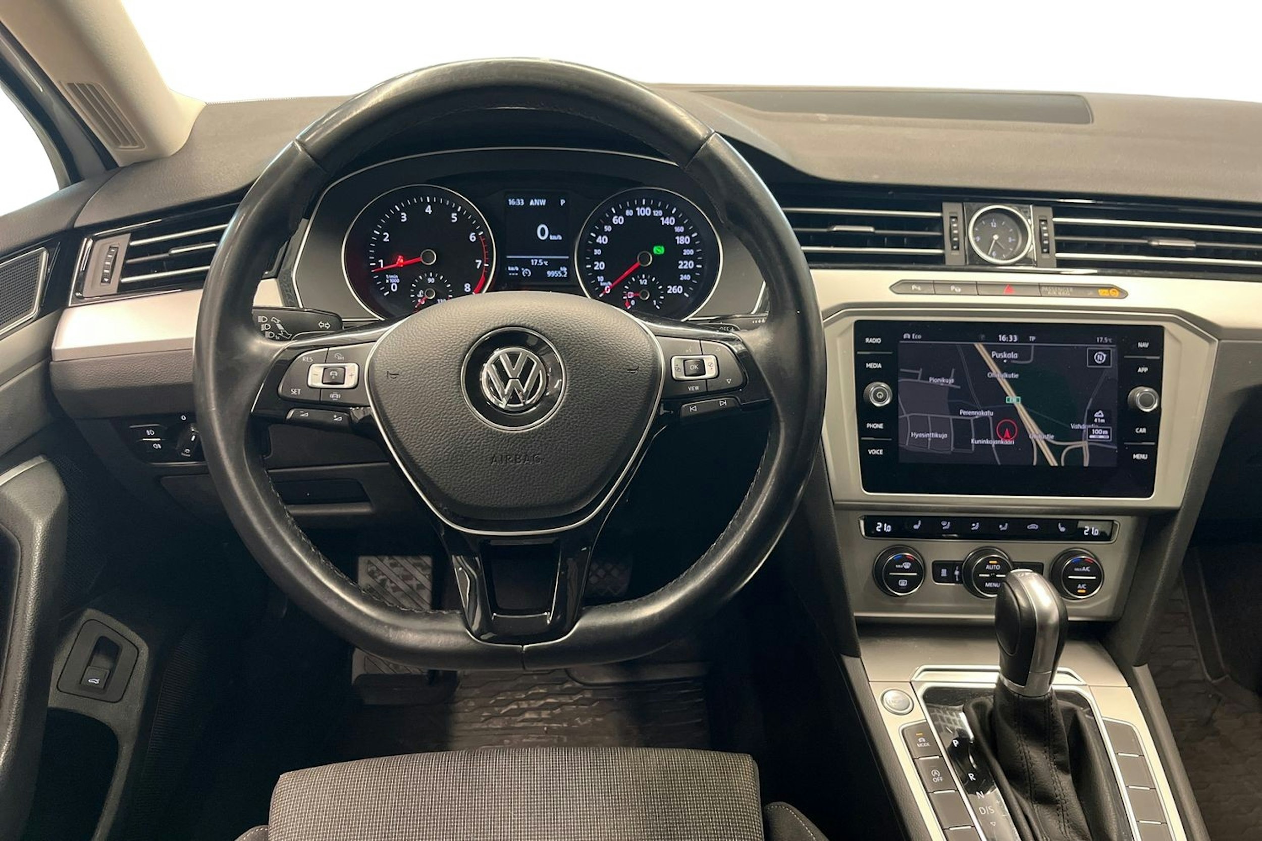 valkoinen Volkswagen Passat 2019 kuva 9.