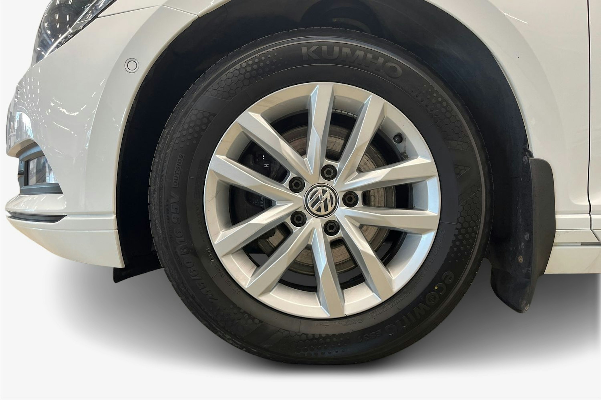 valkoinen Volkswagen Passat 2019 kuva 11.