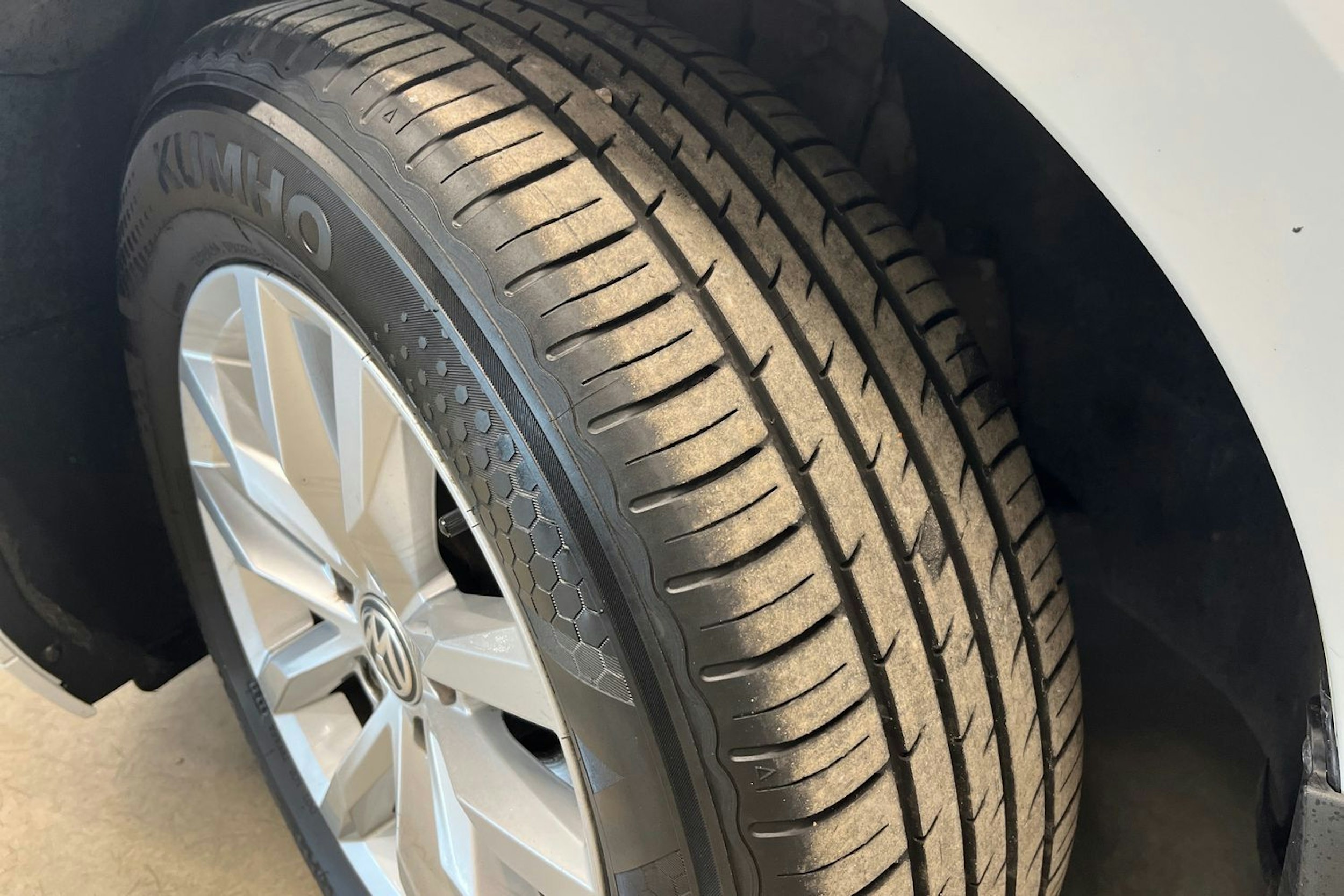valkoinen Volkswagen Passat 2019 kuva 13.