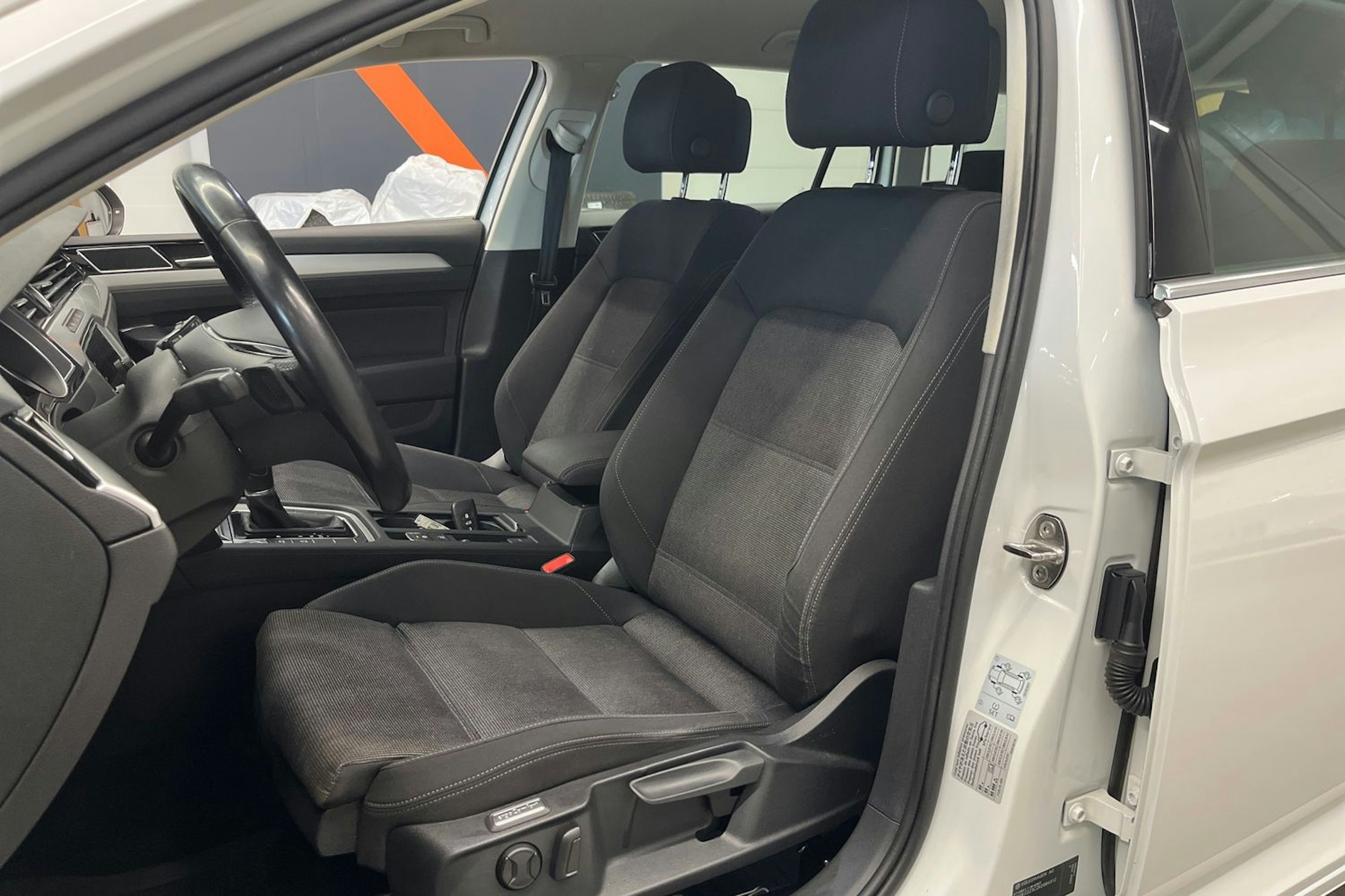 valkoinen Volkswagen Passat 2019 kuva 14.