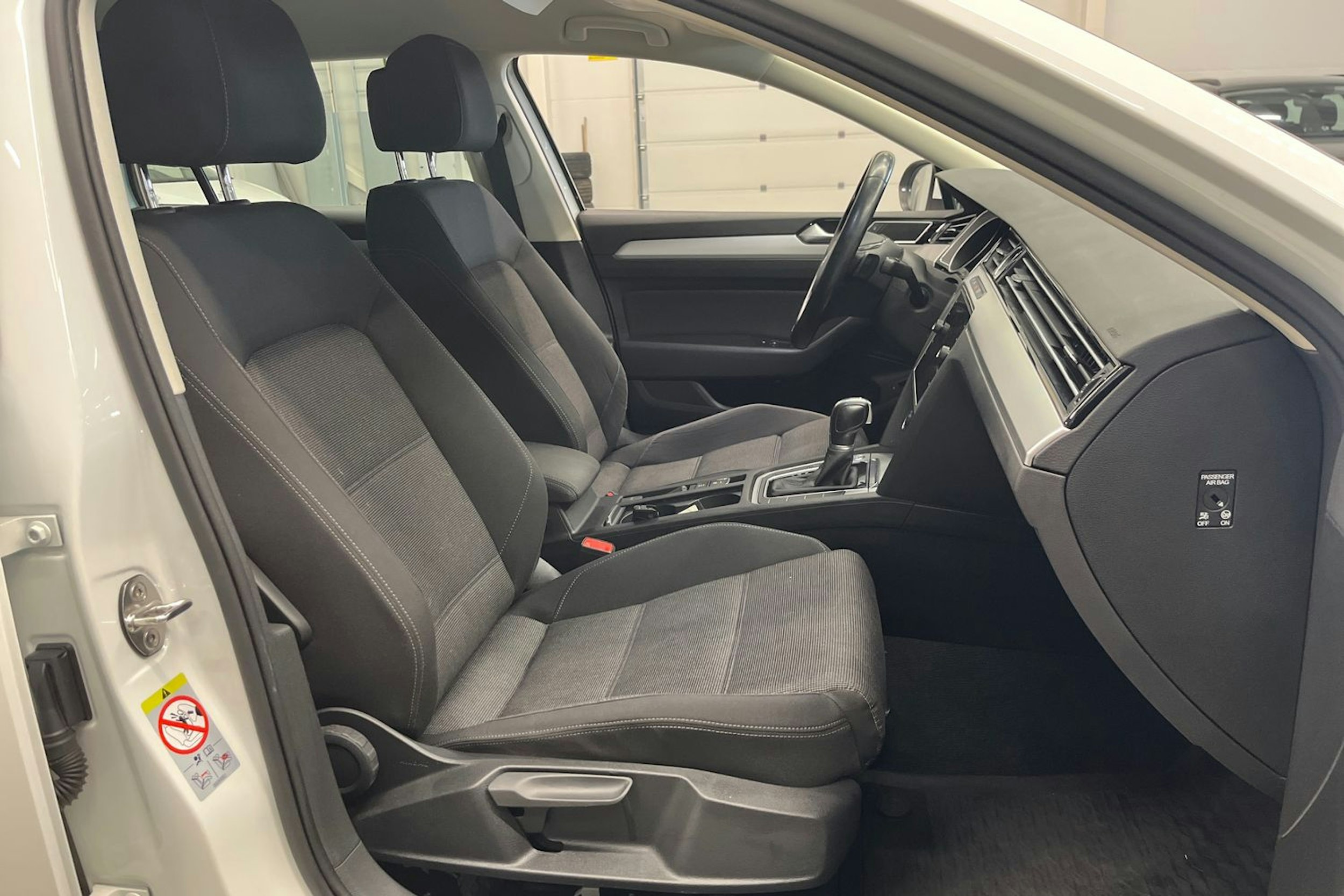 valkoinen Volkswagen Passat 2019 kuva 15.