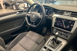 valkoinen Volkswagen Passat 2019 kuva 16.