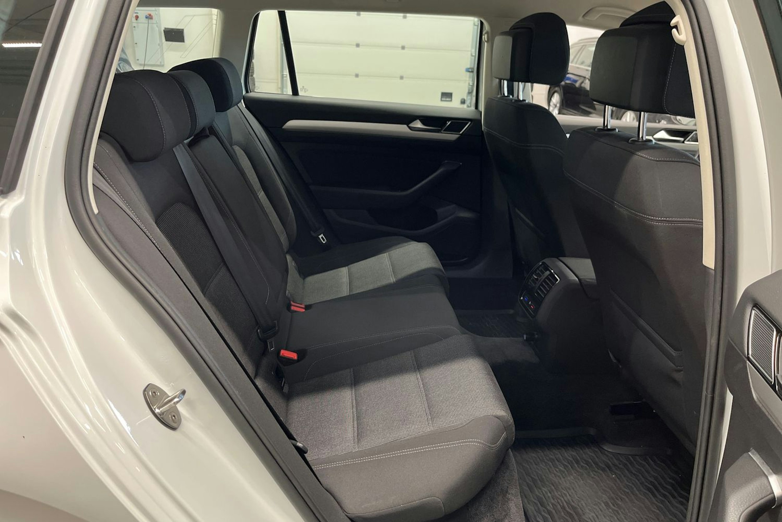 valkoinen Volkswagen Passat 2019 kuva 17.