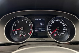 valkoinen Volkswagen Passat 2019 kuva 18.
