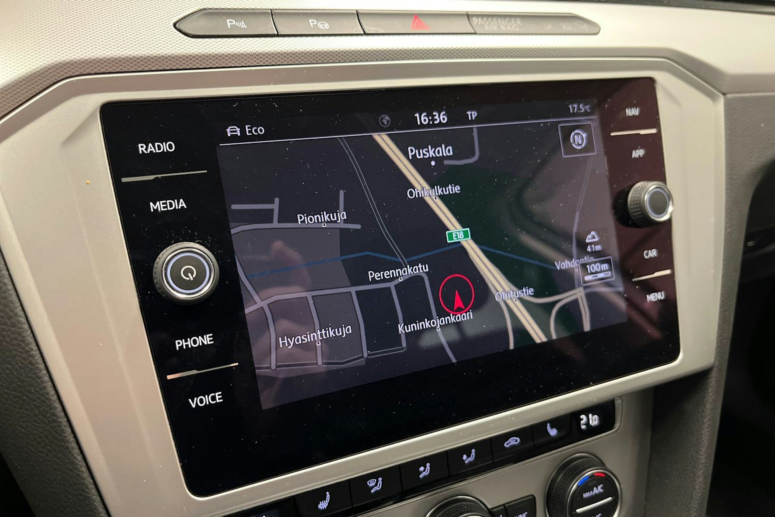 valkoinen Volkswagen Passat 2019 kuva 19.